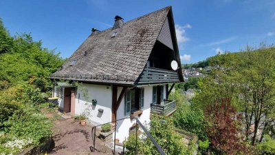 Romantisches Einfamilienhaus mit Garage in ruhiger Wohnlage und Blick auf die Burg Altena