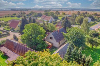 Renovierungsbedürftiges Einfamilienhaus samt Garten, 2 Garagen und 3 Freistellplätzen