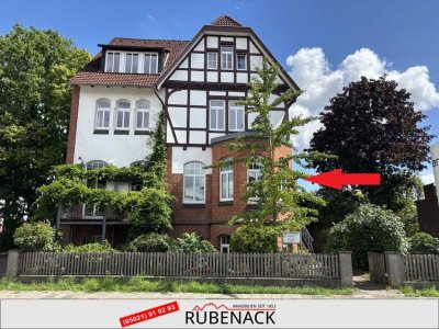 Stilvolle Altbauwohnung in attraktiver Stadtlage mit Wintergarten und zwei Balkonen