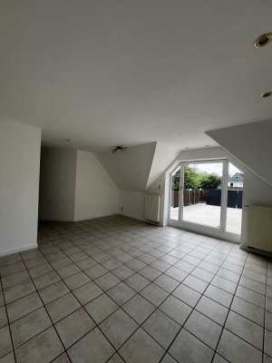 Frisch renovierte Wohnung mit Kamin und großer Dachterrasse in ruhiger Lage