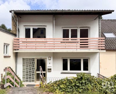 Solides Einfamilienhaus mit drei Schlafzimmern, Balkon, Keller und Garage