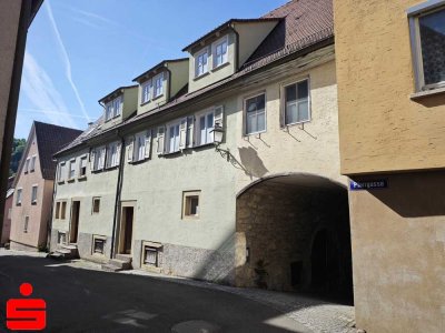Reihenmittelhaus mit Innenhof, Nebengebäude und Ausbaupotenzial mitten in Niedernhall