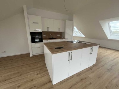 Erstbezug mit Balkon und Einbauküche: Charmante Penthouse-Wohnung mit geh. Innenausstattung