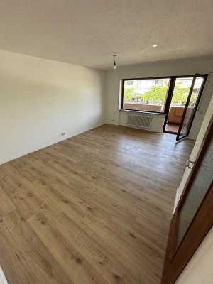 Stilvolle, modernisierte 2-Raum-Wohnung mit geh. Innenausstattung mit Balkon und EBK