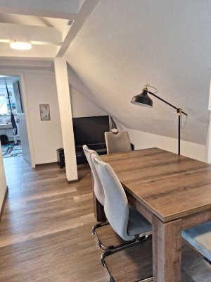 Stilvolle, sanierte 2-Raum-DG-Wohnung mit gehobener Innenausstattung und 100m2 großem Garten