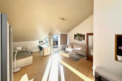 Neu modernisierte und möblierte 1,5-Zimmer-DG-Wohnung mit EBK in Leonberg