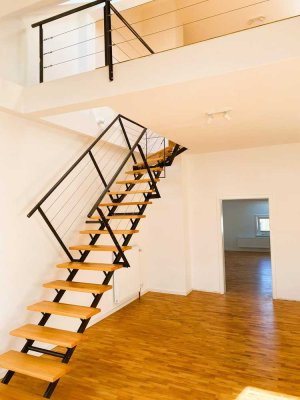 Bezugsfertige 3,5 Zimmer Dachgeschoss-Maisonette-Wohnung auf zwei Ebenen mit Balkon & Skylineblick