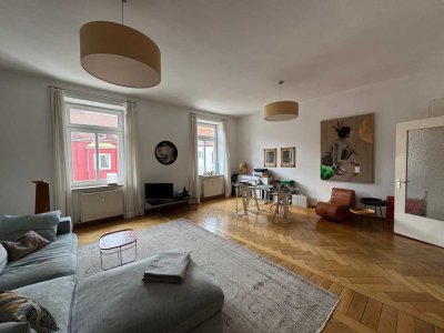 Au - Kolumbusplatz - schöne, helle, großzügige 2 Zimmer Altbau -Balkon, Parkett. EBK. 1. Oktober