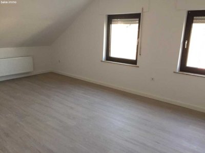 Große 4 Zimmer-DG-Wohnung mit Einbauküche und Gartenanteil in zentraler Lage