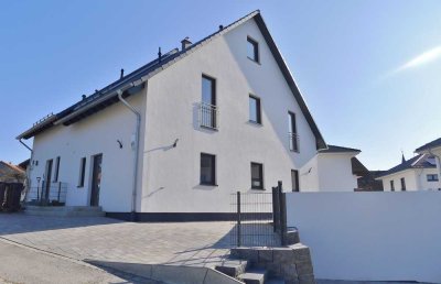 Familienfreundliche Doppelhaushälfte mit Terrasse, Garten & Garage - NEUBAU/ ERSTBEZUG