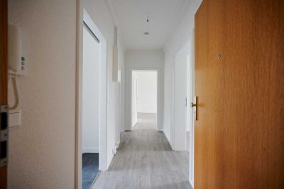 Für Sie saniert! Helle 4-Raum-Wohnung mit Balkon!