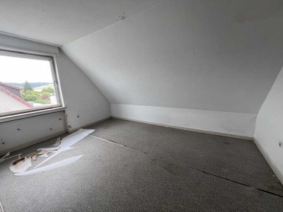 Renovierungsbedürftiges Einfamilienhaus mit großem Grundstück in ruhiger Feldrandlage – Langenholzen