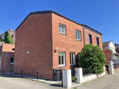 Doppelhaushälfte mit eigener Einliegerwohnung und moderner Ausstattung... kein Erbbau !