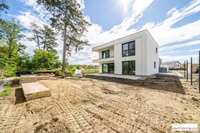 ERSTBEZUG - Modernes Einfamilienhaus mit 148 m² Wohnfläche, Balkon, Terrasse &amp; 2 PKW-Stellplätzen in Strasshof – belagsfertig!
