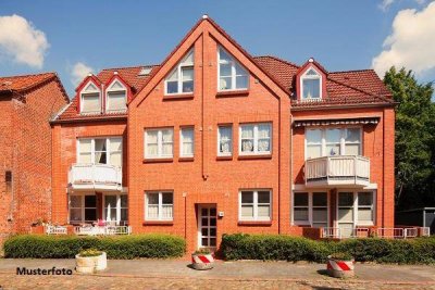 2-Familienhaus mit Garagengebäude und Halle