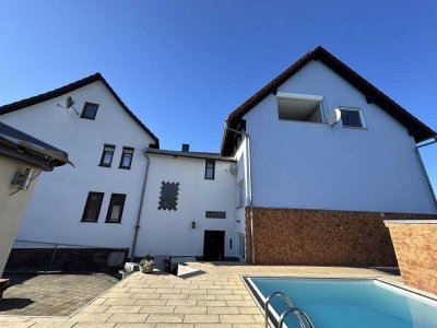 Die Familie unter einem Dach - zwei Häuser mit Swimmingpool auf einem Grundstück