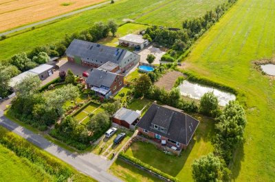 Idyllisches Hofensemble 
3 Ferienwohnungen,
Nebengebäude und traumhafter 
Garten in Föhrer Marsch