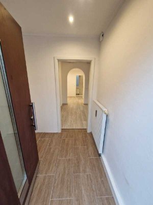 Renovierte 1-Zimmer-Wohnung mit Außen-Stellplatz und eigenem Hauseingang!
