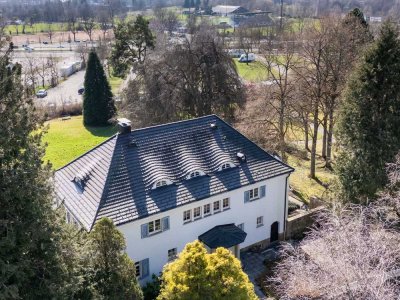 Historisches Herrenhaus mit Parkanlage