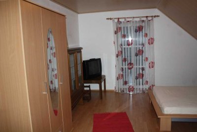Gepflegtes möbliertes Zimmer in 3 Personen-Wohngemeinschaft in Großmehring