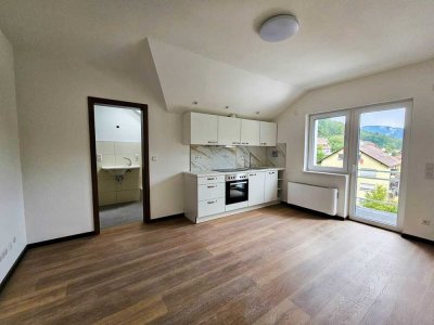 Erstbezug: Sanierte 2-Zimmer-Wohnung mit Balkon in ruhiger Lage