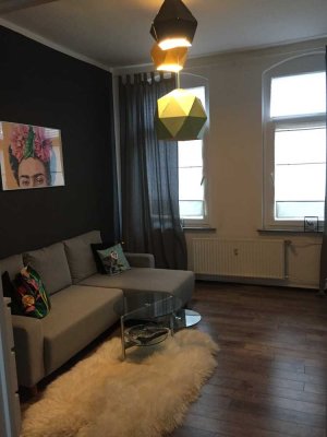 Altbau mit hohen Decken, EBK,  W-Bad mit Fenster