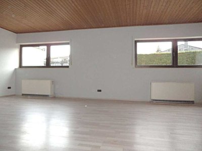 Junges Wohnen :-) Schicke 3 Zimmer Wohnung- im UG- Bruchköbel im 2 FH mit eigenen Freisitz!