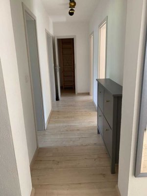 4-Zimmer Wohnung,
Teilmöbliert!
