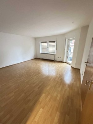 1.	Gepflegte 2-Zimmer-Wohnung mit Balkon und Einbauküche in ruhiger Lage