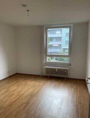 Ab 01.09.! Helle 2-Zimmer-Erdgeschosswohnung mit Bodenbelag und Balkon