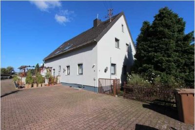 2 Doppelhaushälften, mit großem Grundstück, ausbaufähig