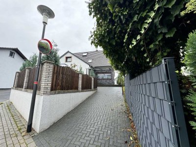Einfamilienhaus mit Einliegerwohnung und Garagen