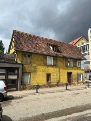 Denkmalgeschützes kleines Haus im Zentrum zu verkaufen