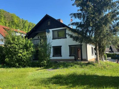 Mehrfamilienhaus mit großem Garten und zusätzlichem Grundstück in Schmiechen zu verkaufen