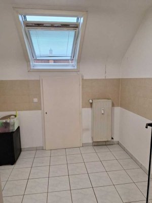 +++ SCHÖNE 2-ZIMMER-DACHGESCHOSSWOHNUNG OHNE EINBAUKÜCHE +++