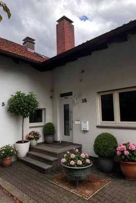 Geräumiges Haus mit ELW, Garage und 3 Stellplätzen - ruhige Waldlage