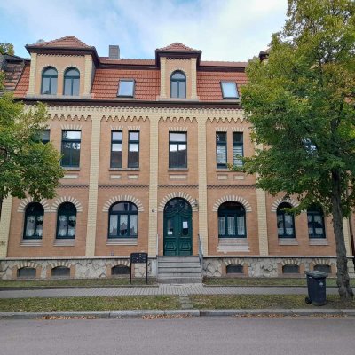 Tolle Zwei-Raum-Wohnung mit Balkon, Wannenbad und einem weiten Blick über Weißenfels