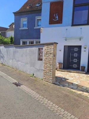Freundliche 6,5-Zimmer-Maisonette-Wohnung in Dörnbach mit Garage und Garten