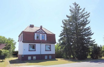 Wohnen fast in Alleinlage mit 4.000 m² großem Grundstück und Nebengelass