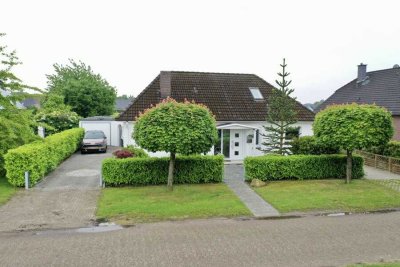 Einfamilienhaus mit großem Garten und Garage in ruhiger Lage