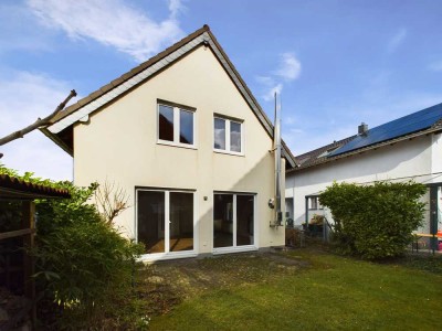 Familienfreundlich und freistehend mit pflegeleichtem Garten!