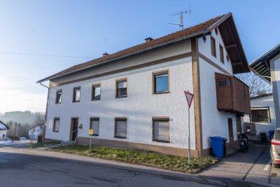 Büchlberg / Denkhof: Wohnhaus aus dem 19. Jahrhundert mit 2 Wohnungen