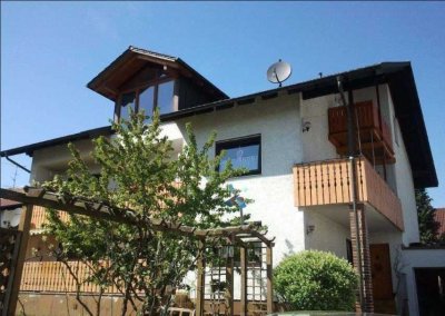 Freundliche und modernisierte 2-Zimmer-Dachgeschosswohnung mit Balkon und Einbauküche in Lenting