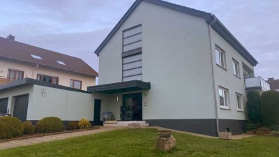 Schöne 3,5-Raum-Wohnung mit EBK und Balkon in Petersberg