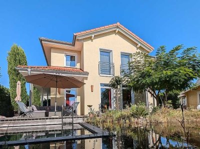 Freistehendes Einfamilienhaus im mediterranen Stil mit Naturpool