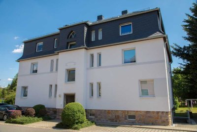 Schöne Dachgeschosswohnung mit Dusche und Garten