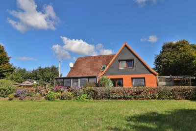 Sieverstedt: Zweifamilienhaus mit PV-Anlage, Wintergarten und großem Grundstück in ruhiger Lage