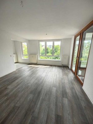geräumige, toll geschnittene 2-Raumwohnung mit Wintergarten