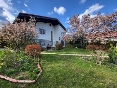 SOLIDES HAUS MIT GROSSEM LIEBEVOLLEN GARTEN UND TRAUMHAFTEM AUSBLICK