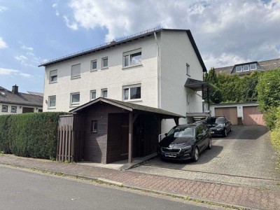 ATTRAKTIVES DREIFAMILIENHAUS IN SCHÖNER LAGE VON NIEDERNHAUSEN – GEPFLEGT UND VOLL VERMIETET !